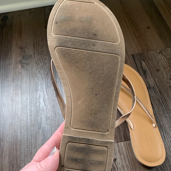 rose gold flip flops old navy